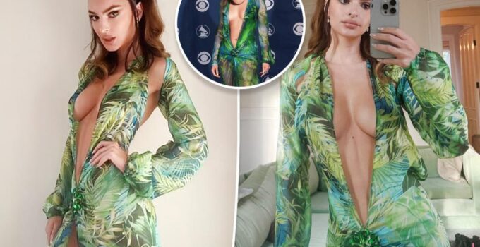 Emily Ratajkowski en robe Versace pour Halloween, inspirée de Jennifer