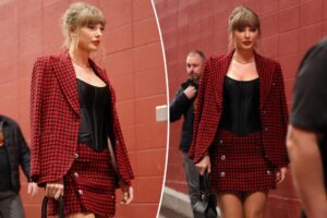 Taylor Swift en tailleur Versace arrive au match Chiefs vs