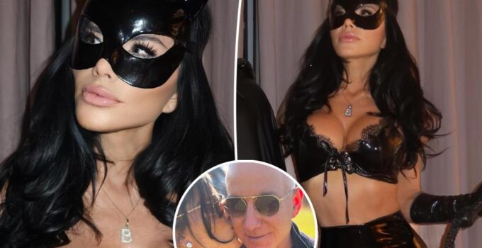 Lauren Sánchez en costume Catwoman en cuir verni met en