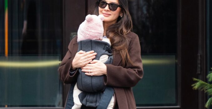 Promenade NYC Olivia Munn et sa fille Méi, stars en