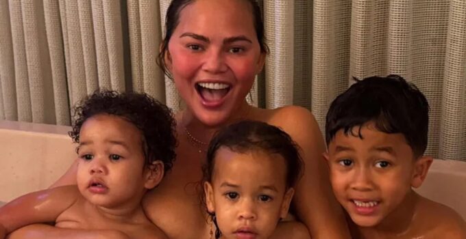 Bain de Chrissy Teigen avec trois enfants + stars snaps