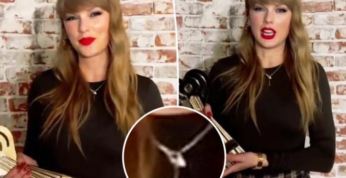 Taylor Swift porte un collier serpent codé "Reputation" aux iHeartRadio