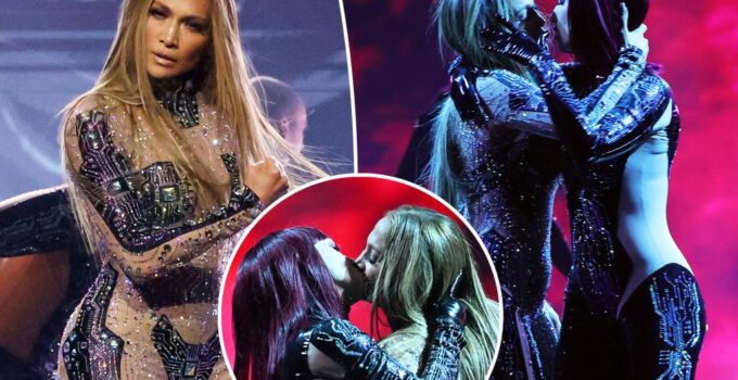 Jennifer Lopez embrasse ses danseurs lors de sa performance aux