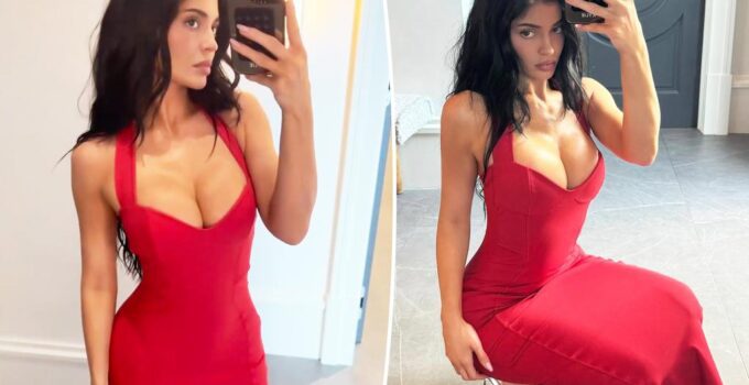 Kylie Jenner porte une robe "hot" de la collection Khy