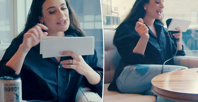 Lea Michele prouve qu'elle n'est pas analphabète sur un podcast.